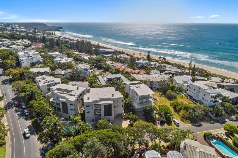 Relax in stylish comfort Sunshine Beach - image 2