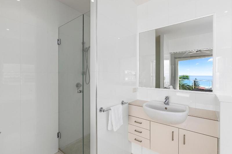 Relax in stylish comfort Sunshine Beach - image 9