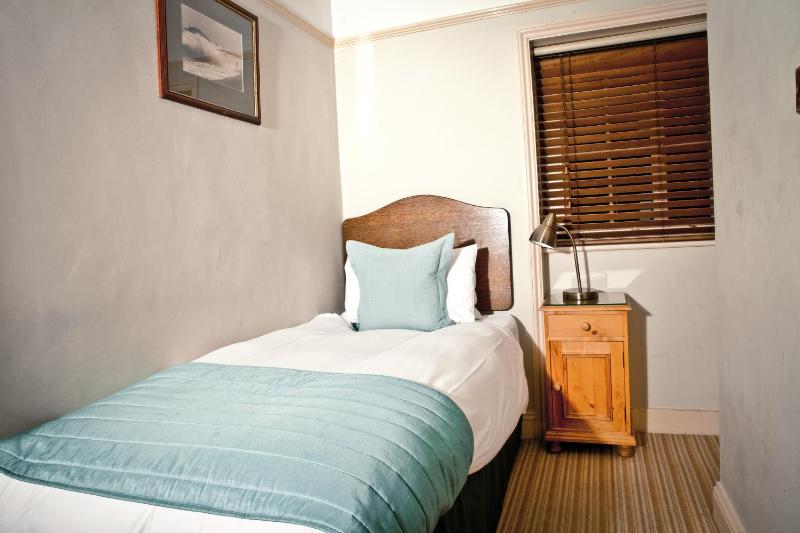 Budget Single Room image 4