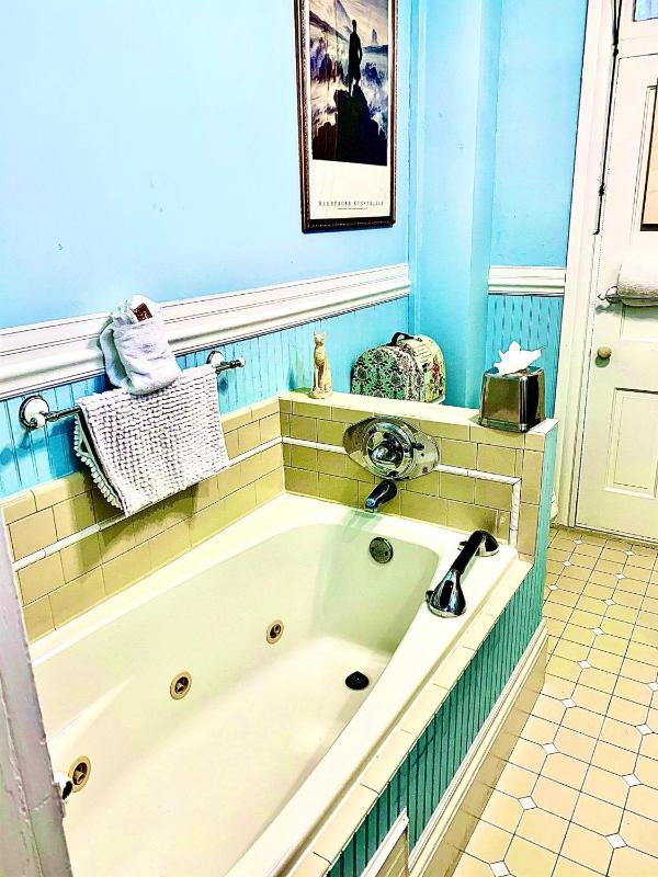 King Suite with Spa Bath image 4