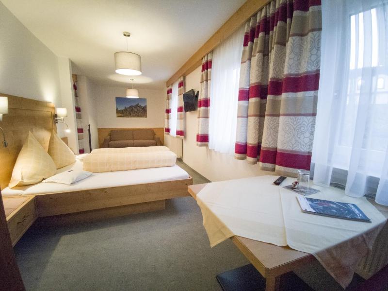 Deluxe Double Room image 3