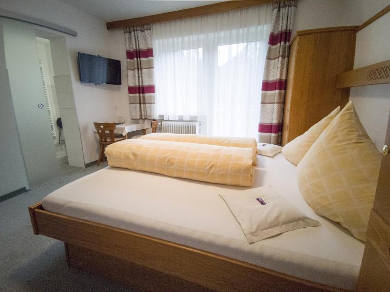 Double Room image 3
