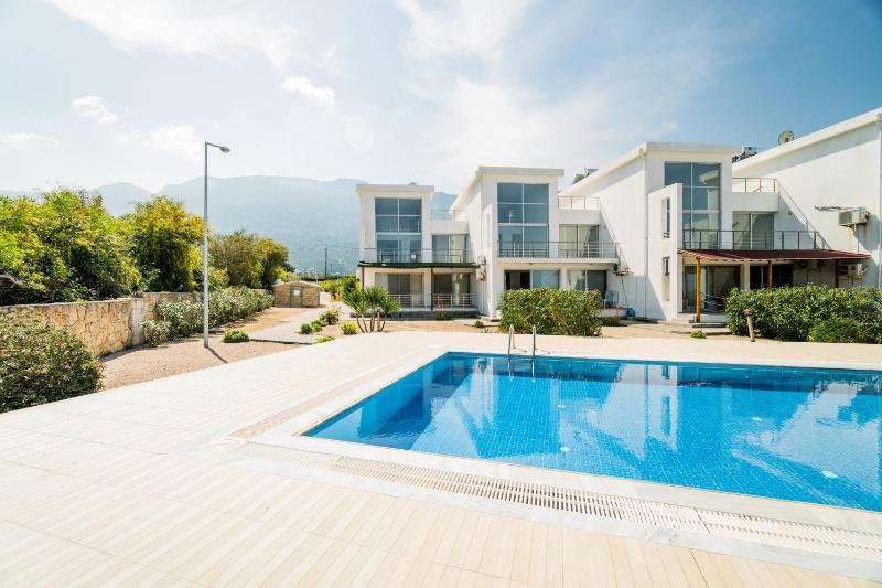 Spacious Three-Bedroom Apartment with Sea View A4 - image 7