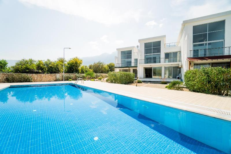 Spacious Three-Bedroom Apartment with Sea View A4 - image 8