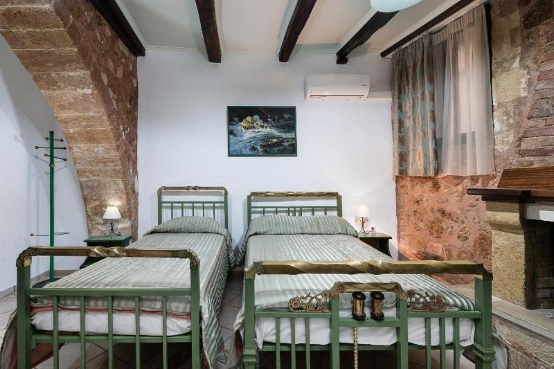 One Bedroom Apartment Ground Floor (2-3 Adults) image 3
