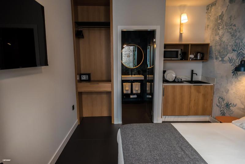 Standard Double Room image 3