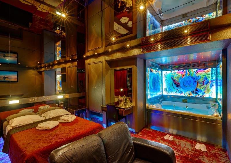 Suite with Spa Bath image 4