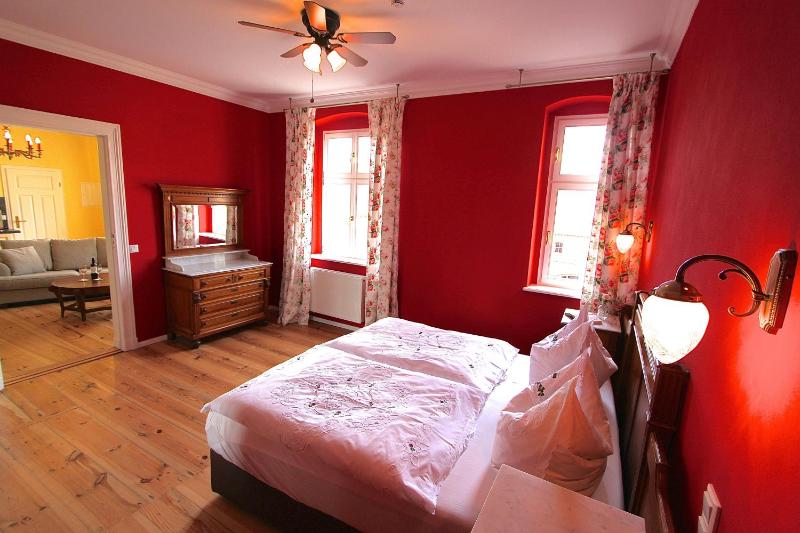 One-Bedroom Apartment image 4