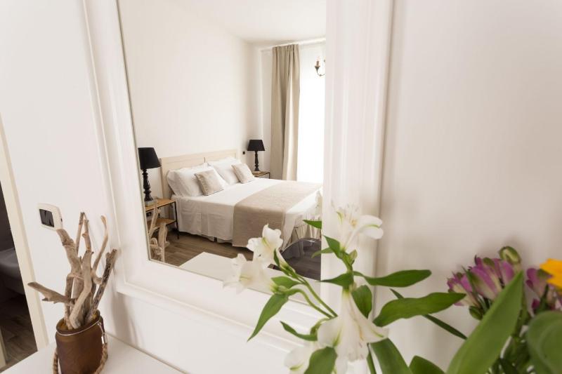 Deluxe Double Room image 2