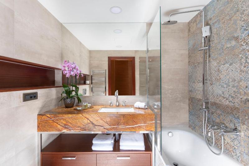 Superior Double or Twin Room with City View image 4