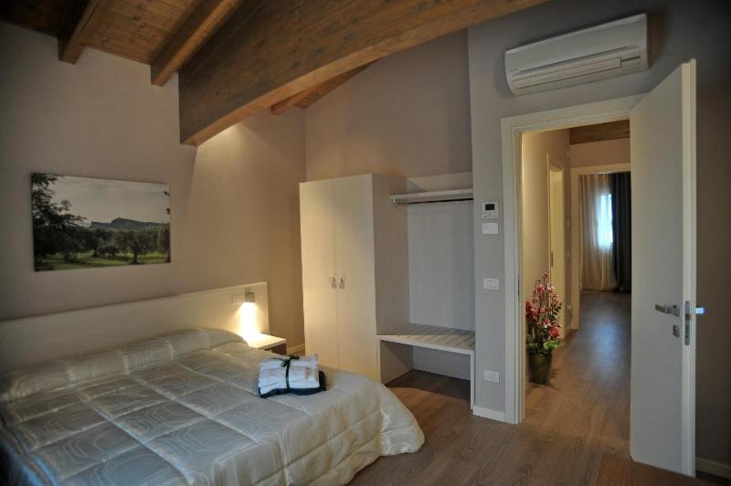 Two Connecting Double Rooms image 2