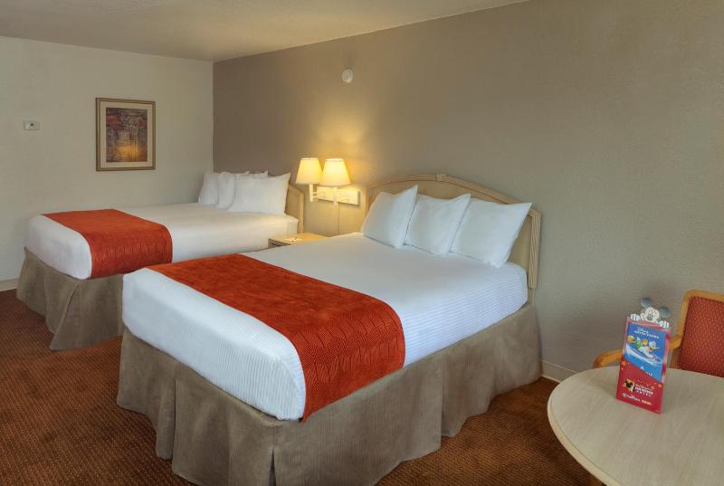 Queen Room with Two Queen Beds - Pet Friendly/Non-Smoking image 4