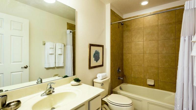 Three-Bedroom House with Private Pool  image 1