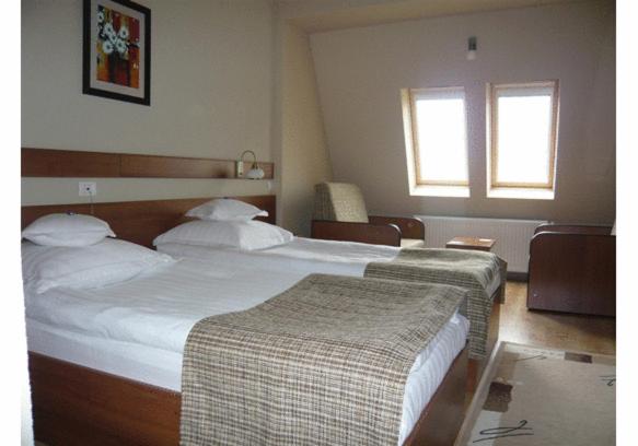 Twin Room image 3