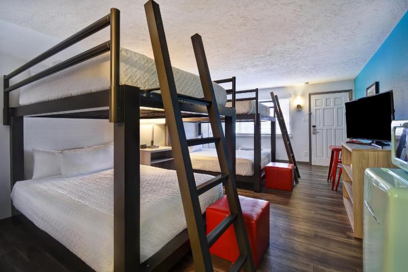 Double Queen w/ Queen Bunk Beds image 2