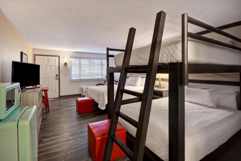 Queen w/ Queen Bunk Beds image 3