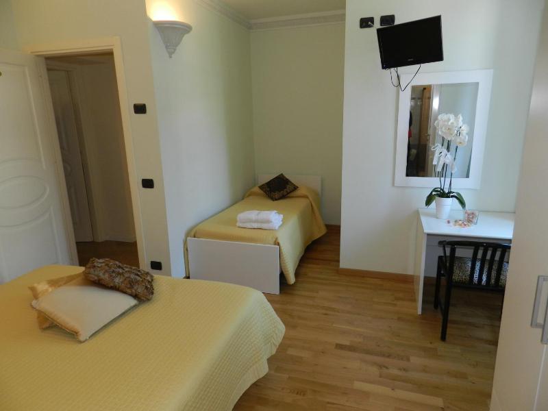 Triple Room with Private Bathroom image 3