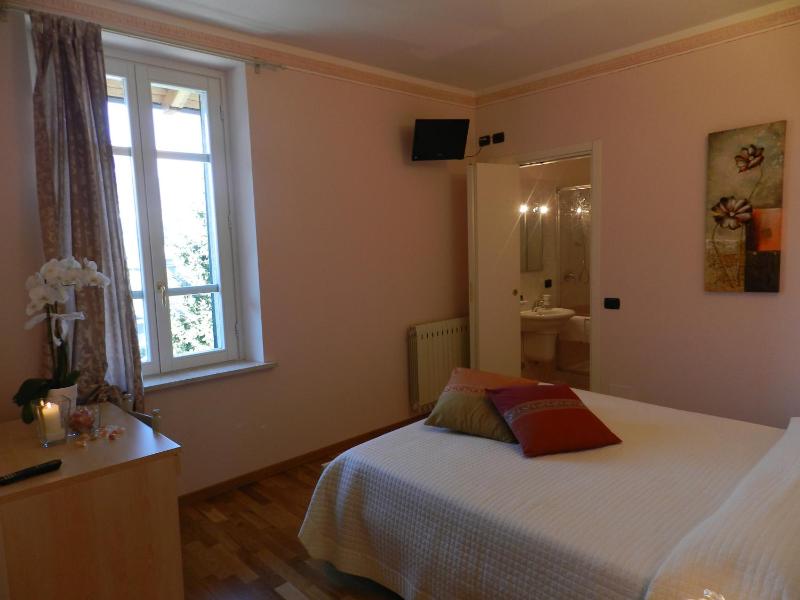 Double or Twin Room image 3