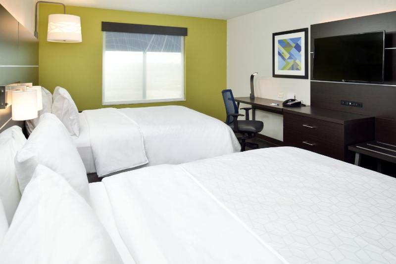Standard Queen Room with Two Queen Beds image 3