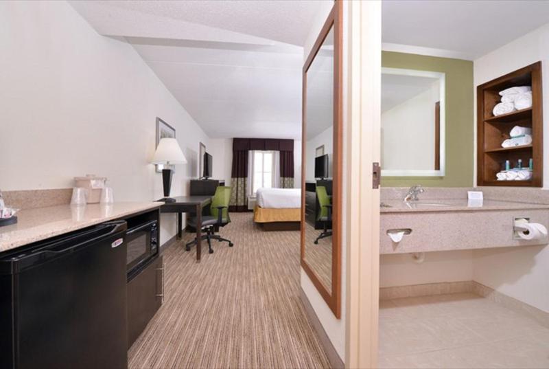 Standard King Room image 4
