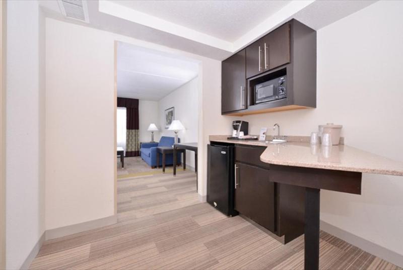 Mini King Suite - Non-Smoking image 2