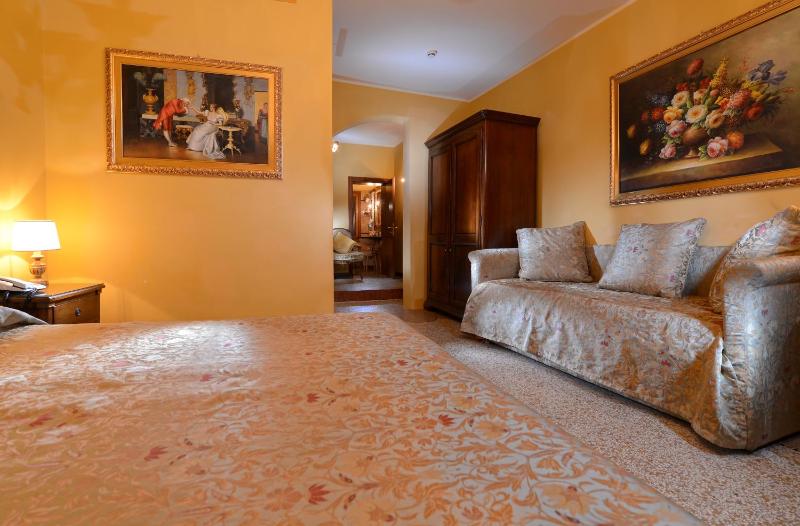 Quadruple Room image 4