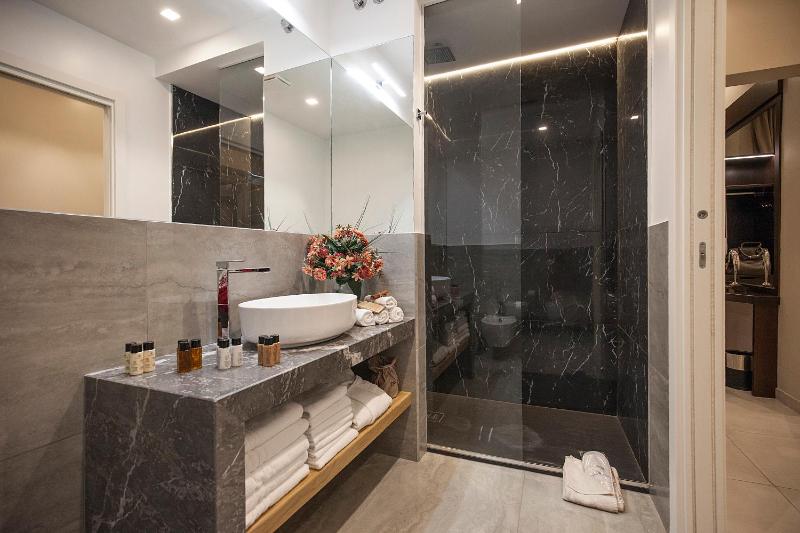 Superior Double Room with Spa Bath image 2