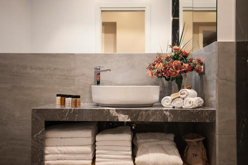 Superior Double Room with Spa Bath image 3