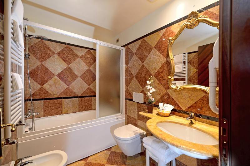 Classic Triple Room image 2