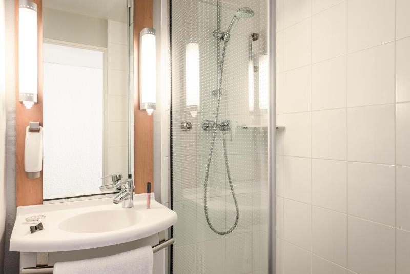 Standard Twin Room image 2