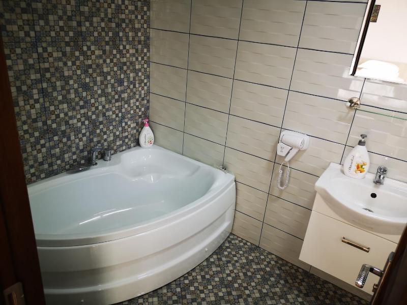 Deluxe Double Room with Bath image 2