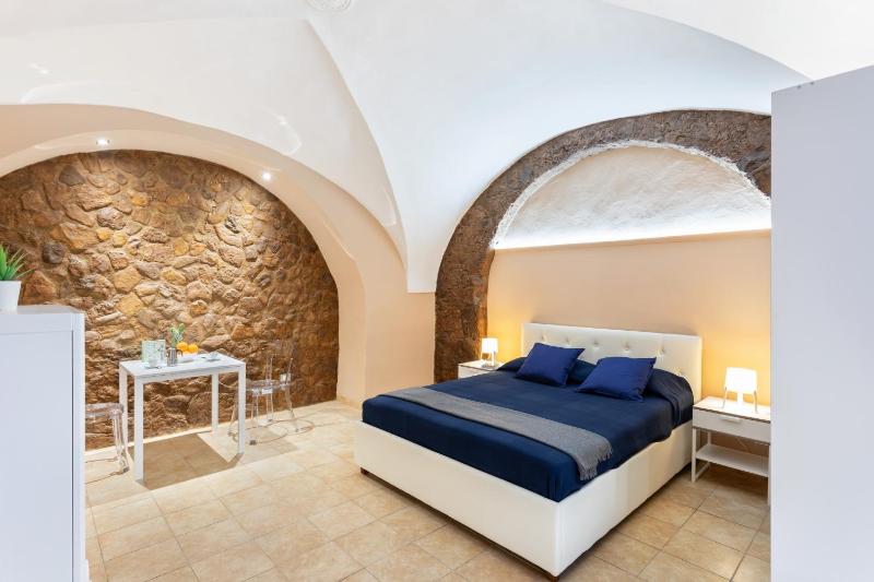 GuestHost - Cerami Studio Flat - image 1