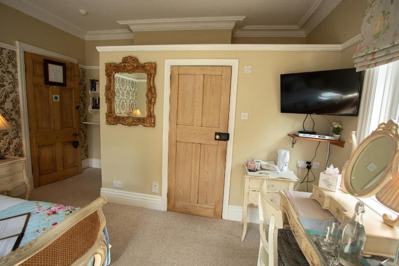 Superior King Room image 3