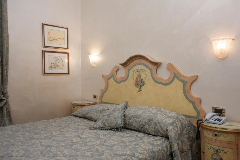 Classic Double Room image 4