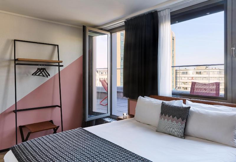 Premium Double Room with Balcony and City View image 3