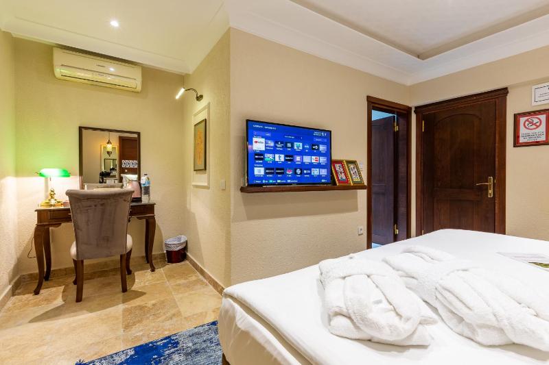 Family Room with Two Bathrooms image 2