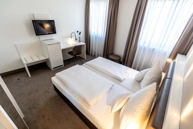 Double Room image 4