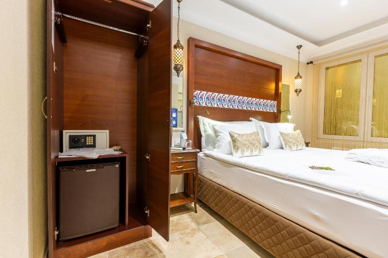 Family Room with Two Bathrooms image 3