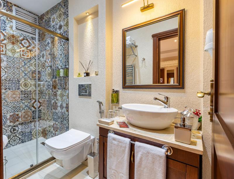 Family Room with Two Bathrooms image 4