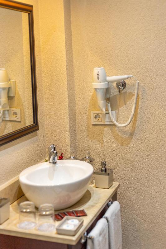 Family Room with Two Bathrooms image 2