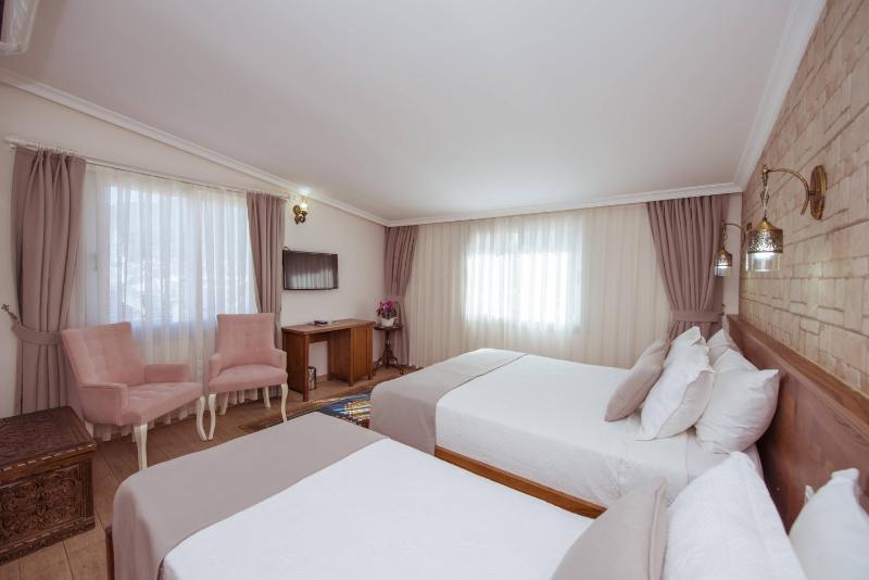 Superior Triple Room image 1