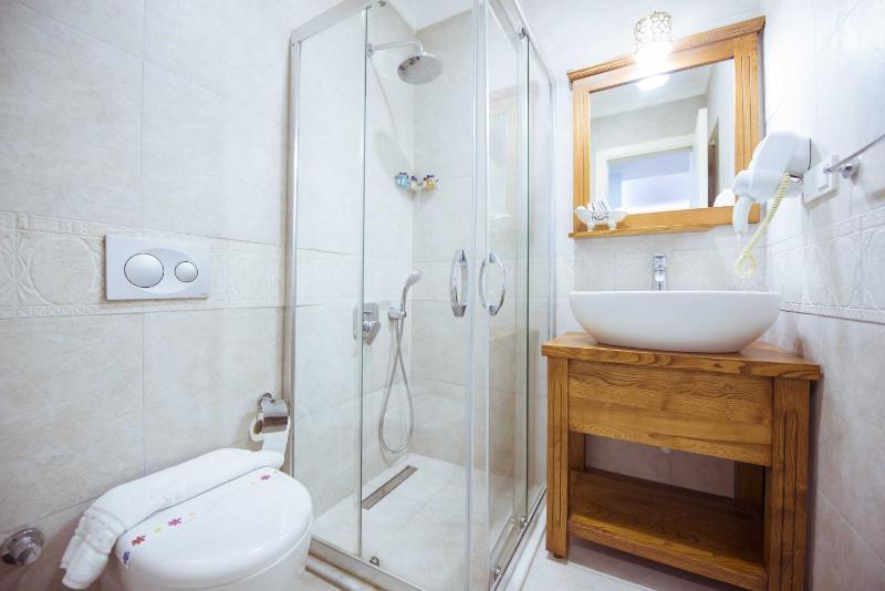 Superior Triple Room image 4