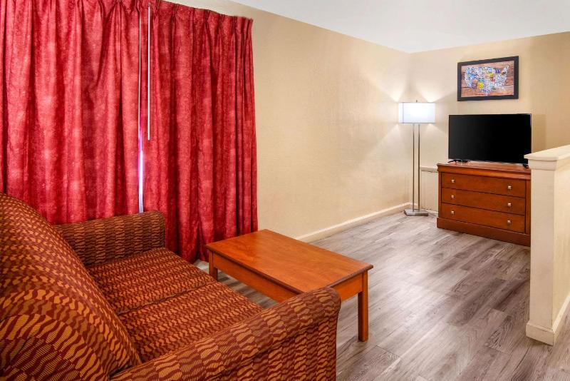 King Suite with Two King Beds - Non-Smoking image 3