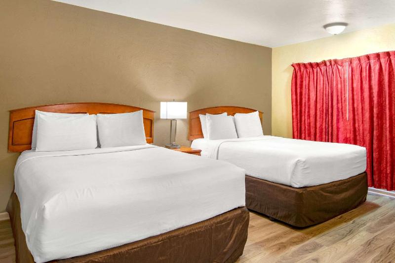 Queen Room with Two Queen Beds - Non-Smoking image 2