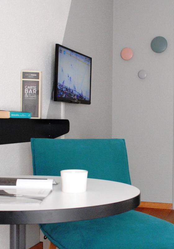 Standard Room with One Double Bed and One Single Bed image 3