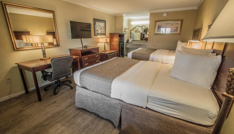Queen Room with Two Queen Beds - Non-Smoking image 3