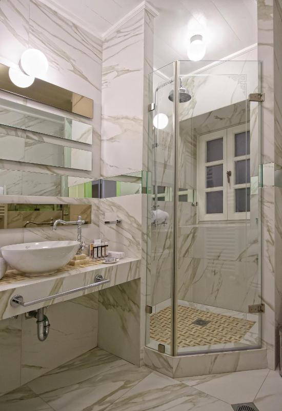 Deluxe Double or Twin Room image 3