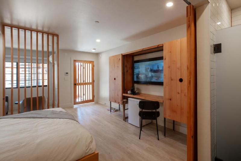Standard Double Room image 3