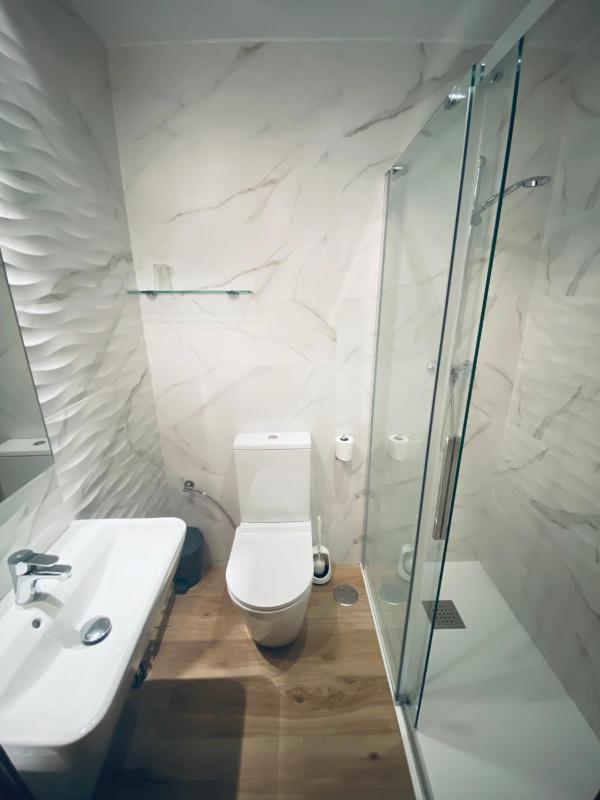 Standard Twin Room image 3