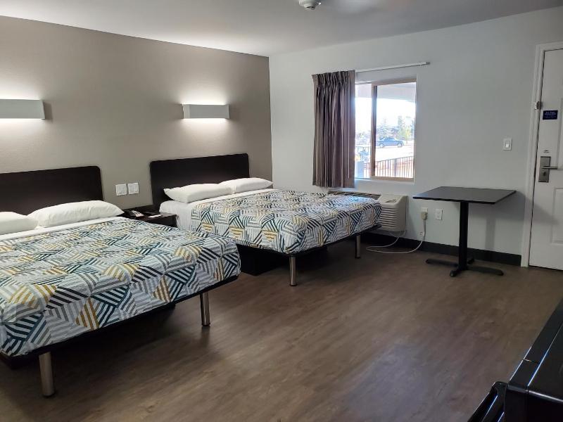 Deluxe Queen Room with Two Queen Beds - Non-Smoking image 3